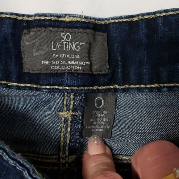 CHICO'S So Lifting Jeans Sz 0 30x26 Dark Wash EUC - Picture 4 of 16